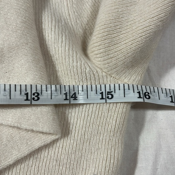 ❤️Host Picks❤️[XS] Club Monaco 100Cashmere Cream Frill detailed V Neck  Sweater - Picture 8 of 10